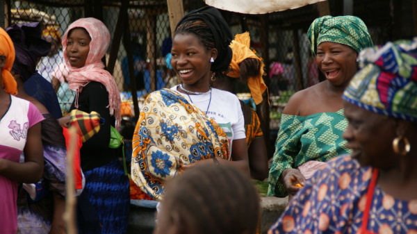 Afrikaanse tante trekt de nodige aandacht op de lokale markt