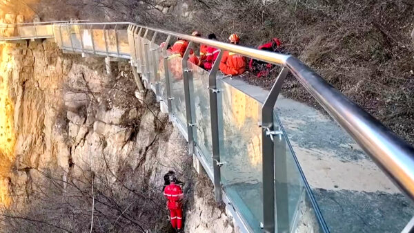 Dit is preciés de reden waarom wij niet over dit soort glazen bruggen lopen