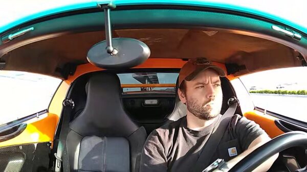 Stukje cruisen in zijn Lotus Elise is van korte duur als het dak eraf vliegt