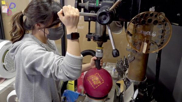 Eens even kijken hoe een bowlingbal wordt gemaakt