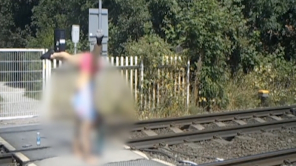 Naïeve Britse tieners stunten op spoorwegovergang in Nottinghamshire voor bizarre TikTok-challenge