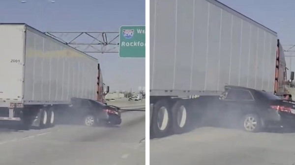 Vrachtwagen sleept klemgereden auto met vrouw erin over de snelweg