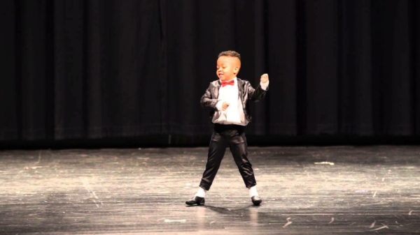 Uit de oude doos: 6-jarige Zachary danst op Billie Jean tijdens talentenjacht