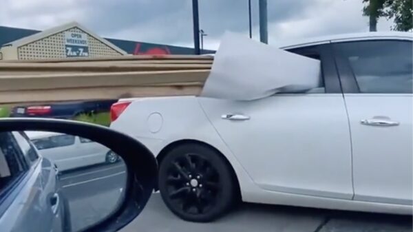 Pas op, zwenkt uit: die latjes van de bouwmarkt passen prima in je eigen auto