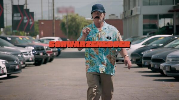Arnold Schwarzenegger gaat undercover als autoverkoper met schijt aan het milieu