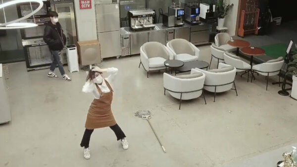 Schoonmaakster gaat tijdens werkuren heerlijk los maar ziet bezoeker over het hoofd