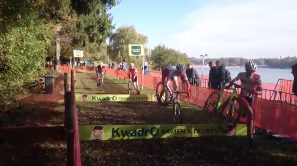 Houten obstakel blijkt het eindstation te zijn voor 2 iets te fanatieke wielrenners