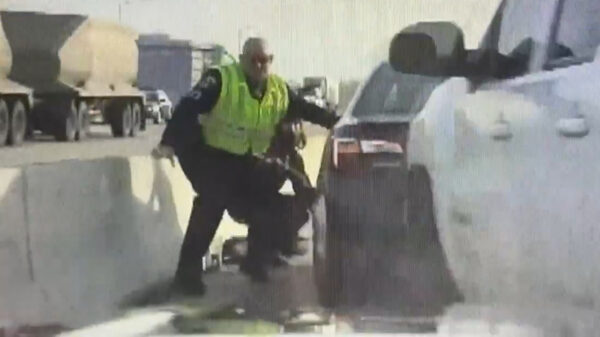 Politieagent moet springen voor zijn leven om niet aangereden te worden