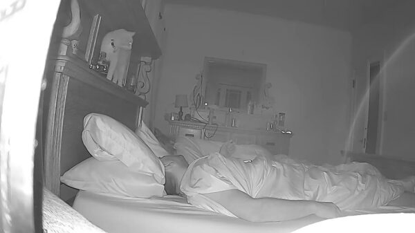 Kat is een echte hufter en geeft baasje een natte wake-up call