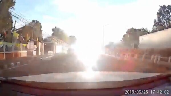 Thaise elektriciteitspaal geeft een indrukwekkende lichtshow weg