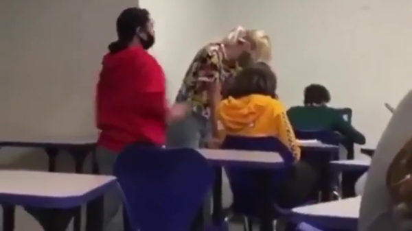 Triest: leerling grijpt lerares van achteren en geeft haar een paar flinke klappen