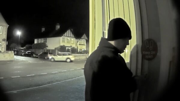 Antivaxxer Hayden Brown lijmt slot dicht van vaccinatiecentrum in Engeland en krijgt 12 weken gevangenisstraf