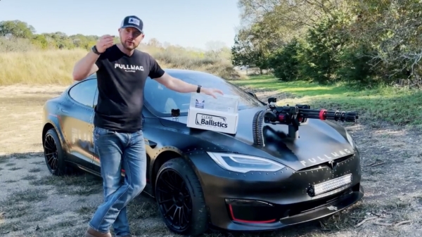 Anders knoop je effe een minigun op een Tesla Model S Plaid