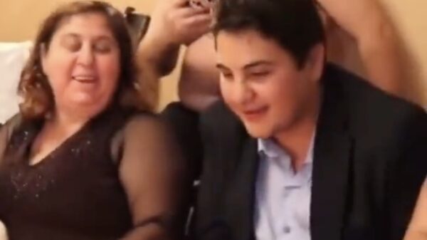 Ook op latere leeftijd blijft het leuk om de kaarsjes van je jarige broertje uit te blazen