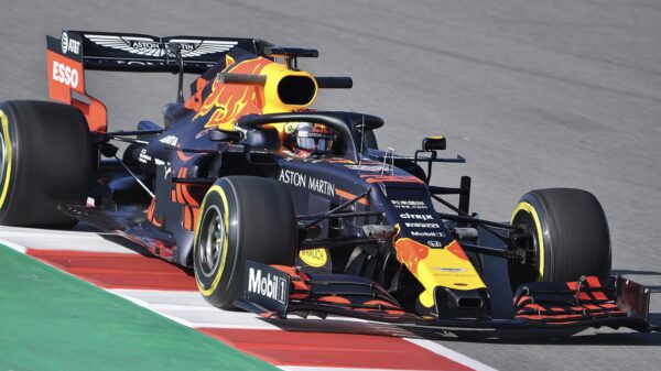 Hamilton klapt op Verstappen en sloopt z'n voorvleugel tijdens GP in Saudi Arabië