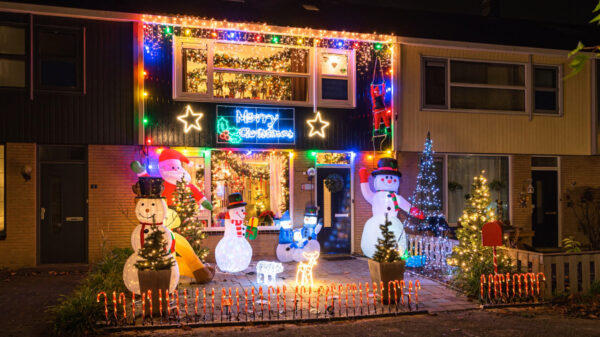Deze woning op Funda ziet eruit alsof de kerstafdeling van de Xenos erin is ontploft