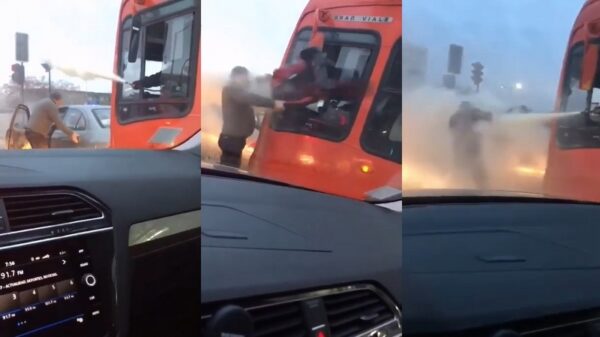 Buschauffeur beschermt zichzelf met een brandblusser tijdens road rage