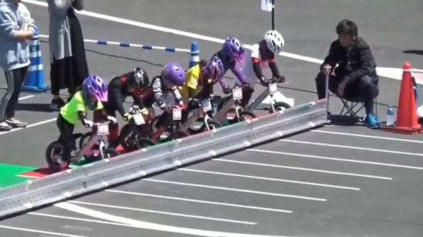 Vergeet de F1, deze loopfietsjesrace is veel spannender