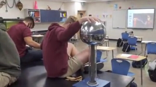 Studenten geven elkaar de meest schokkende fistbump aller tijden