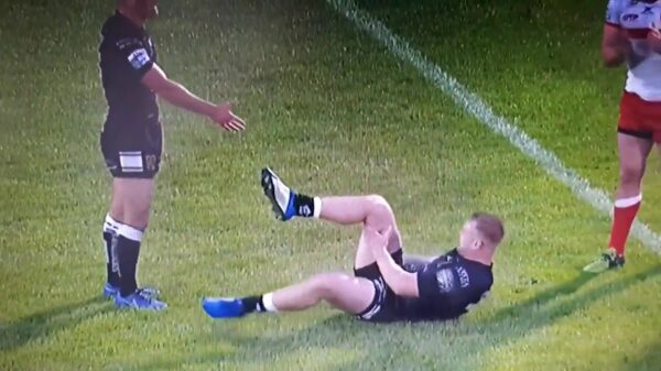 Rugbybikkel mept zijn eigen knieschijf weer even op zijn plek