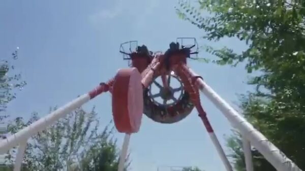 Kermisattractie bezwijkt onder eigen gewicht en breekt doormidden