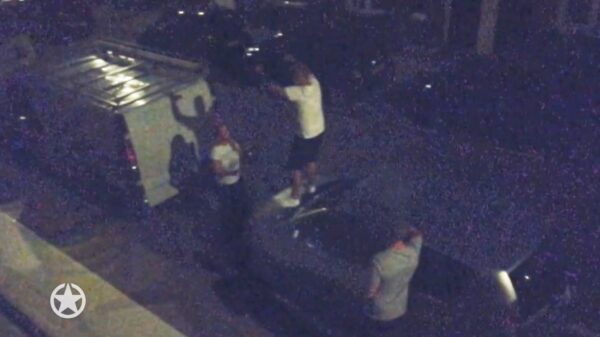 Video: bezopen Wesley Sneijder opgepakt voor 'slopen' van auto in Utrecht