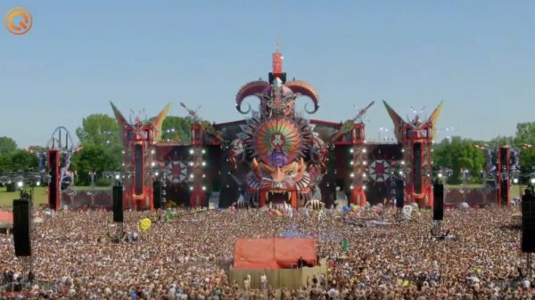 Here we go again: tienduizenden mensen stampen van links naar rechts tijdens Power Hour op Defqon.1 2019