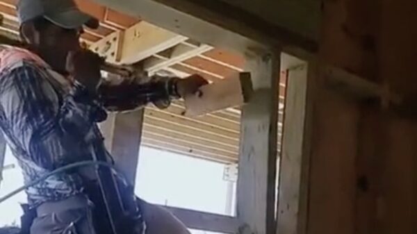 Z'n eerste dag als timmerman verliep niet helemaal soepeltjes