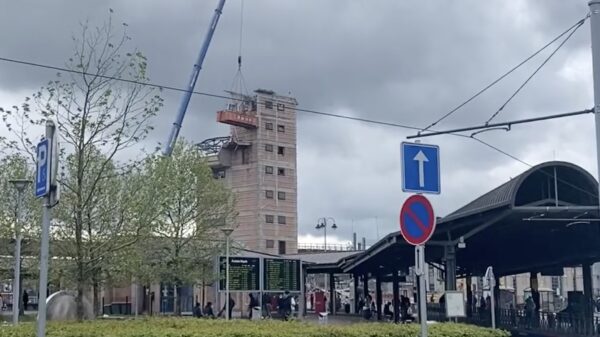 Op grote hoogte een gebouw slopen is nog best een uitdaging