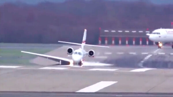 Piloot in Portugal weet ondanks een stevige zijwind zijn kist veilig te landen