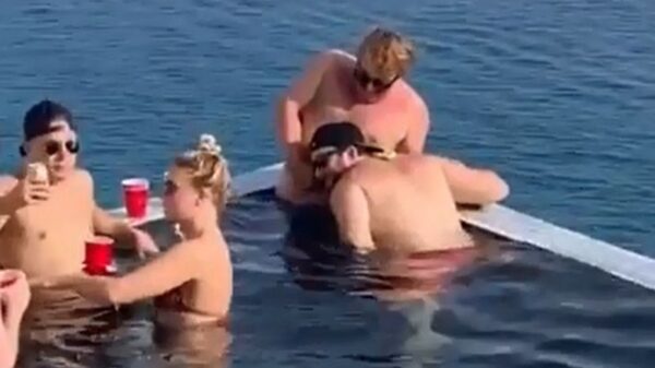 Twee vrienden doen ontdekking in het zwembad en hebben de grootste lol