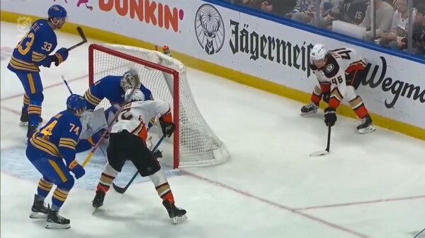 IJshockeyspeler Trevor Zegras geeft de assist van het jaar