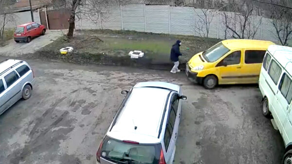 Oh noes: wannabe Neymar wordt aangereden door een geel busje