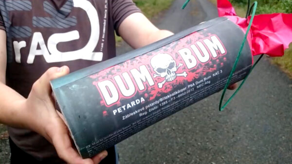 Uit de oude doos: met een Dum Bum van 800 gram knal je de straatstenen eruit!