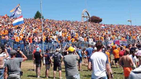 Ook tijdens de F1 in Oostenrijk gaan de Nederlandse supporters weer massaal van links naar rechts op de tribune!