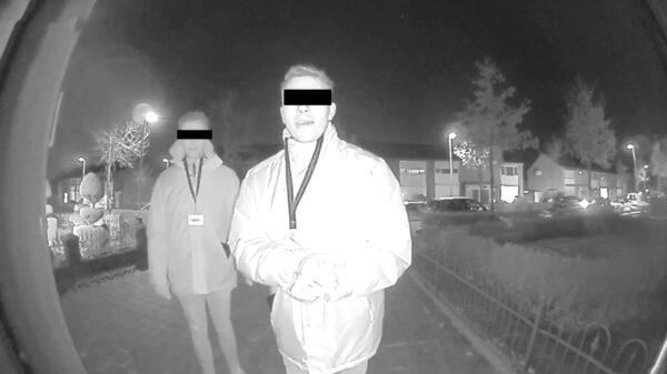 Dé manier om van die irritante deurverkopers af te komen!