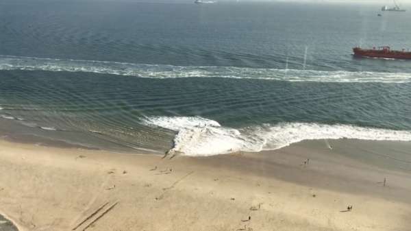 Schipper vaart te hard langs kust en veroorzaakt vloedgolf die 7 mensen de zee in sleurt