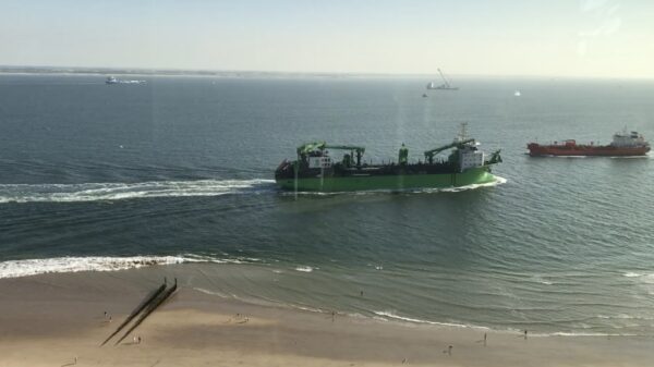 Schipper vaart te hard langs kust en veroorzaakt vloedgolf die 7 mensen de zee in sleurt