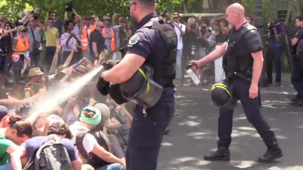 Klimaatgekkies die in de weg zitten? Dat lossen Franse agenten met pepperspray wel op
