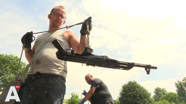 Magneetvissers plukken een Kalasjnikov uit Amsterdams water
