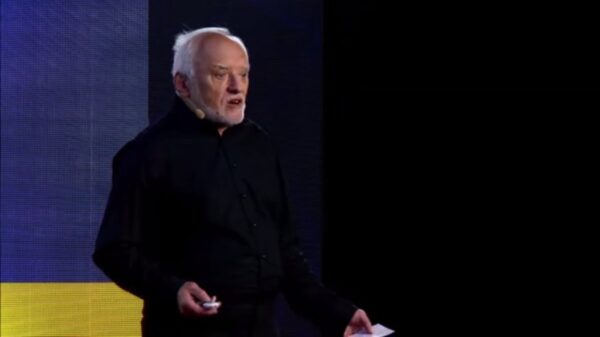 Hide the Pain Harold geeft een Ted Talk over hoe het is om ineens een meme-held te zijn