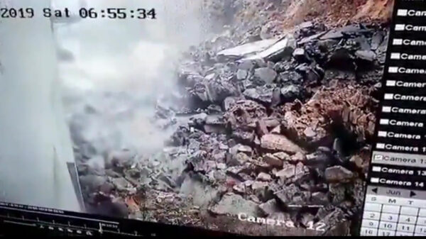 Muur stort in na heftige regenval in Mumbai en verplettert meerdere auto's