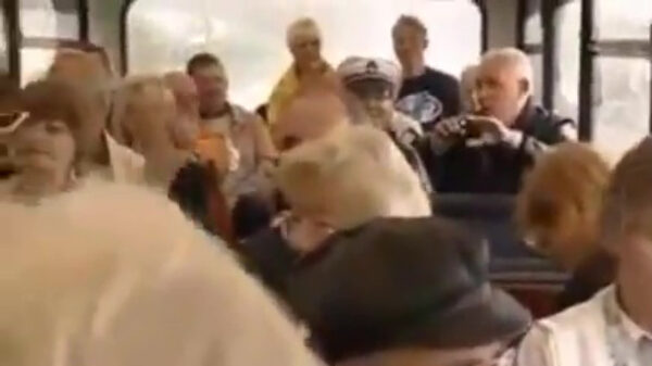 H.P. Baxxter van Scooter klust in de weekenden bij op een rondvaartboot