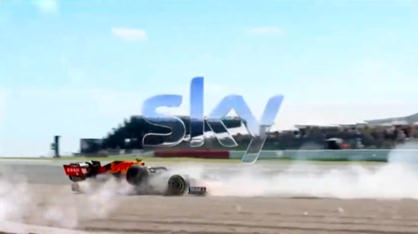 Ophef over smakeloze kerstreclame van Sky Sports waarin Max Verstappen crasht op Silverstone