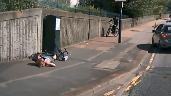 Vrouw maakt kanjerharde faceplant als ze vol in de ankers gaat tijdens het fietsen