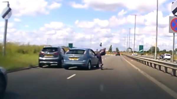 Man wordt omvergereden nadat 'ie verhaal komt halen na een roadrage