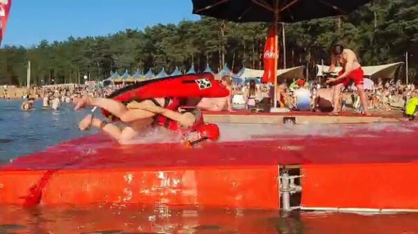 Met glans op je gezicht van de schans