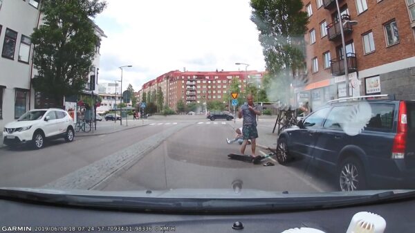 Twee stuntpiloten op een step weten hun afgang perfect te timen