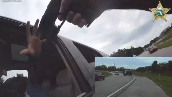 Politieagent wordt enkele meters meegesleurd door automobilist tijdens een routine verkeersstop