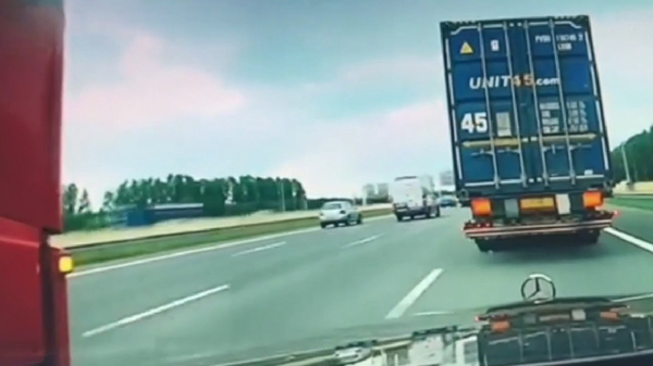 Mercedes-bestuurder wordt meegesleurd door vrachtwagen op de A4 in Rotterdam